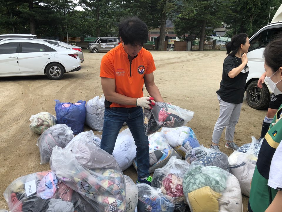 희망브리지 봉사단원이 수해주민들의 세탁물을 세밀하게 체크하고 있다.