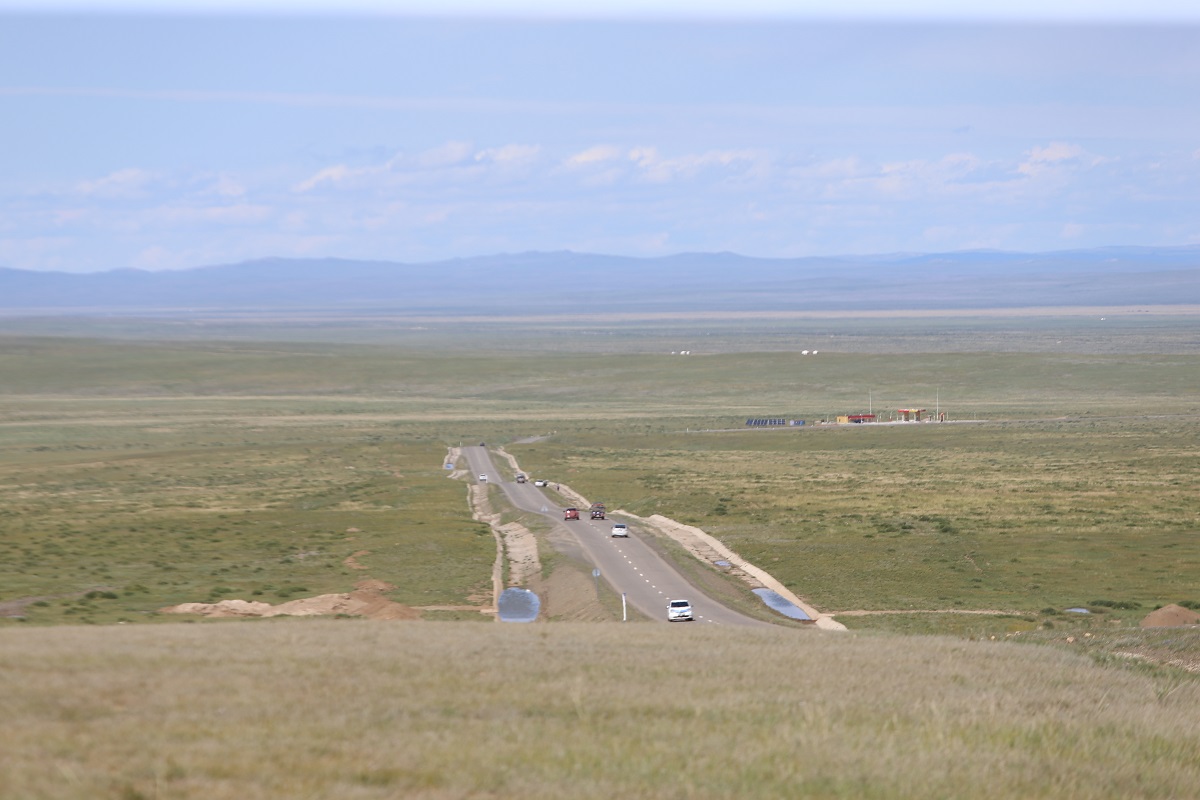 몽골의 대평원을 가로지른 고속도로가 시원하게 뚫린채 관광객의 눈길을 사로잡는다.