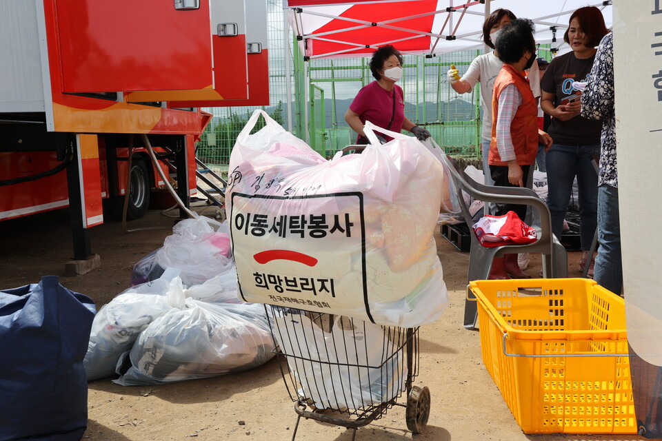 이재민들이 세탁물을 구분해 정리정돈하고 있다.