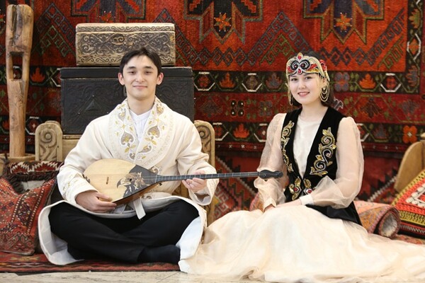 유목 문명의 상징인 유르타에서 카자흐스탄 관계자들이 잠시 포즈를 취했다.