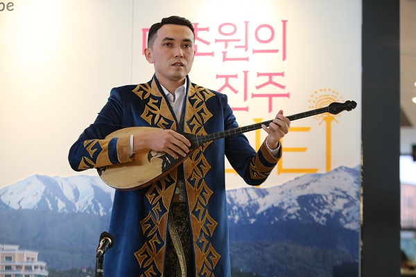카자흐스탄의 가수가 축하공연을 하고 있다.