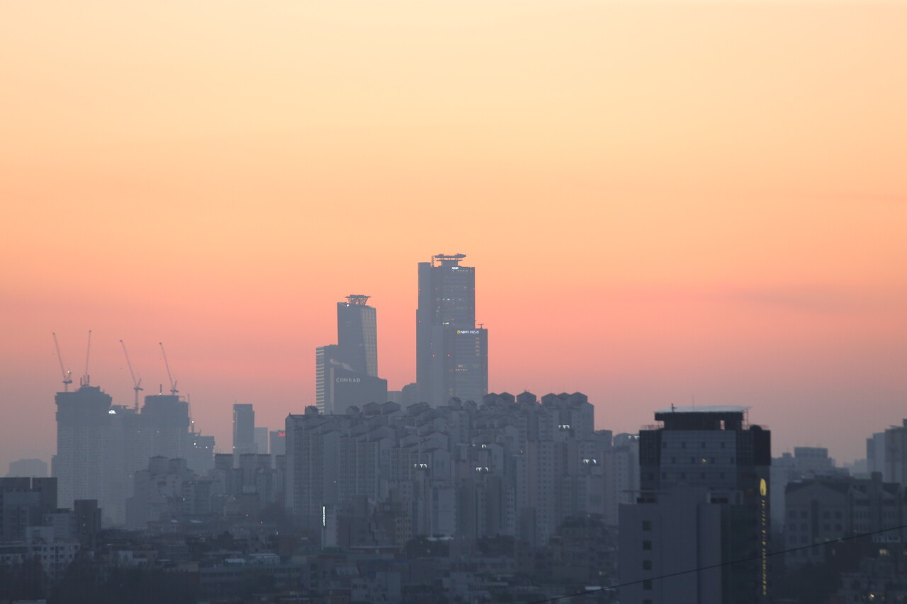 서울의 서쪽상공을 장식한 25일 오후 5시 30분께 황금빛 노을이 한폭의 수채화를 연상케 한다.