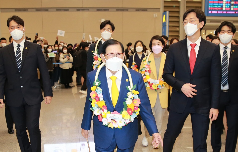 HWPL 이만희(가운데)대표가 28일 오후 인천국제공항 제2여객터미널 A출국장을 통해 관계자의 안내를 받으며 기자회견장으로 향하고 있다.