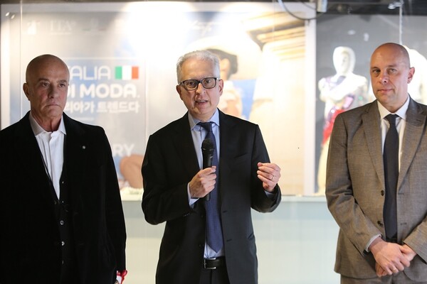 주한 이탈리아 페데리코 파일라(사진 가운데)대사가 1일 오후 서울에서 개최된 '이탈리아가 트렌드다' 명품 브랜드 패션전에서 축사를 하고 있다.