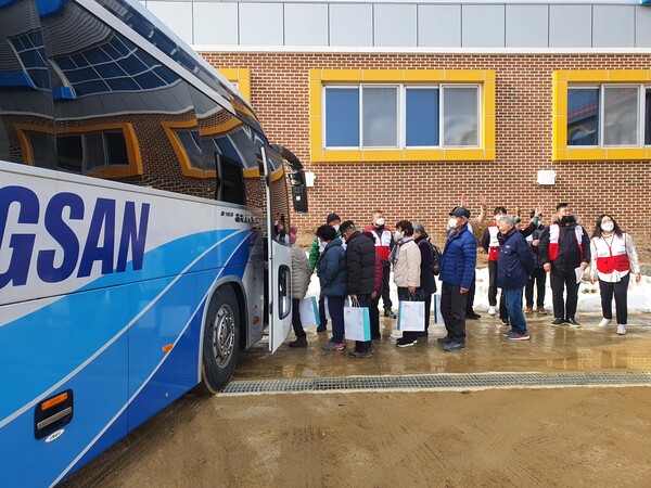 희망브리지 봉사단원들이 2일 오후 고성군의 산불피해 위로·응원 행사에 참석한 어르신들의 대형 버스 탑승을 돕고 있다.