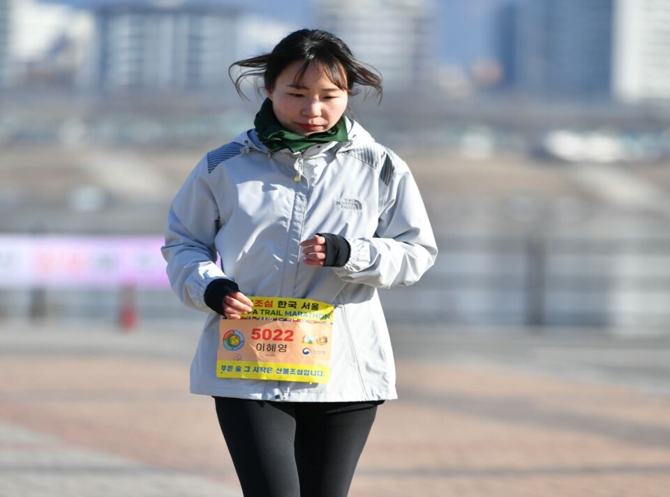 5km 여자부 1위 이혜영씨가 마지막 역주를 하고 있다.