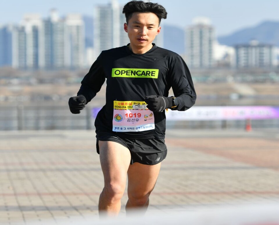 10km 남자부 1위 김선우씨가 골인지점으로 들어서며 막바지 스퍼트를 구사하고 있다.