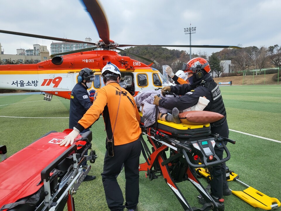 파주소방서 구조대원들이 50대 여성 중상자를 응급처치후 헬기로 후송하고 있다./사진=파주소방서 제공