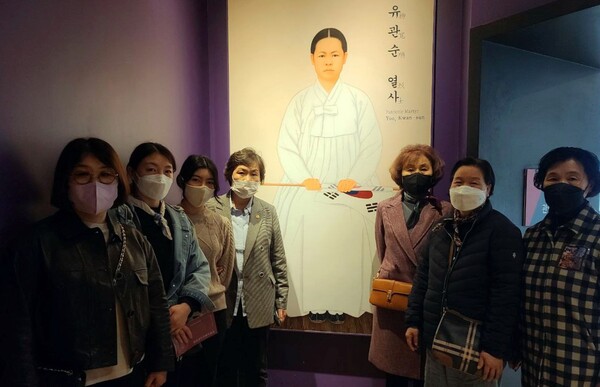 IWPG 파주지부 회원들이 10일 서울시 소재 서대문형무소의 역사관을 방문, 유관순 열사의 존영을 배경으로 기념촬영을 하고 있다.