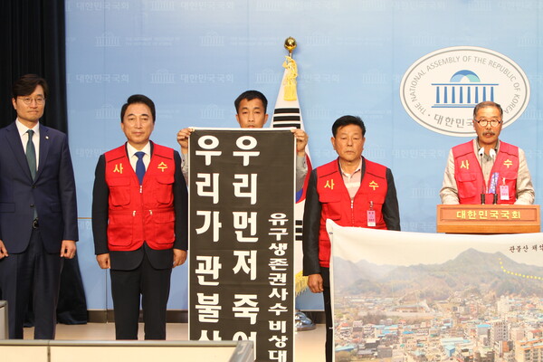 박교신비대위원장이 기자회견문을 낭독하고 장철민(맨 왼쪽)의원과 박수현 전의원이 함께 기자회견장에 참석했다.
