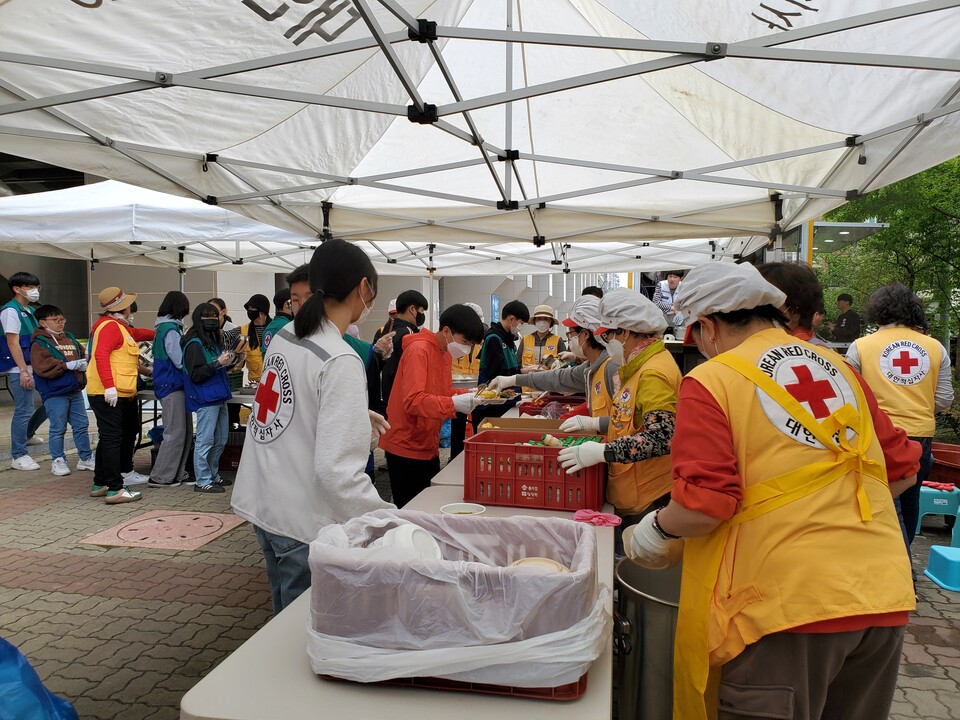 대한적십자사 봉사회 파주지구협의회는 22일 금촌역 앞 광장을 무대로 사랑의 밥차 행복한 밥상 봉사활동을 펼쳤다.
