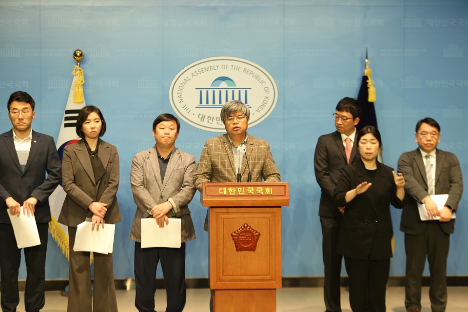 한국인터넷기자협회 이준희수석부회장이 26일 오전 국회 소통관에서 기자회견을 하고 있다.