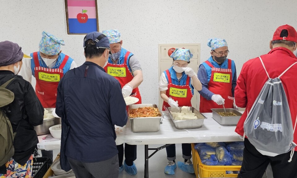 나베봉 회원들이 정갈한 배식을 나누며 나눔활동의 손놀림이 분주하다. 
