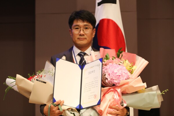 박일우 대표가 CEO대상을 수상한뒤 기념촬영을 하고 있다.