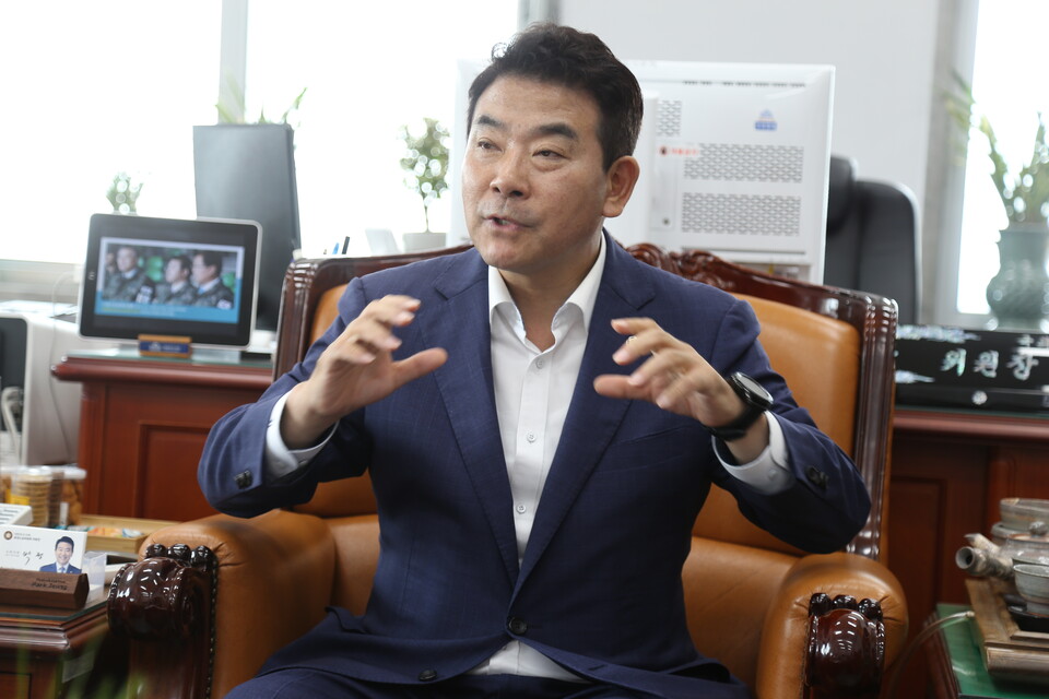 박정 환노위원장이 취재진의 질문에 답변을 하고 있다.