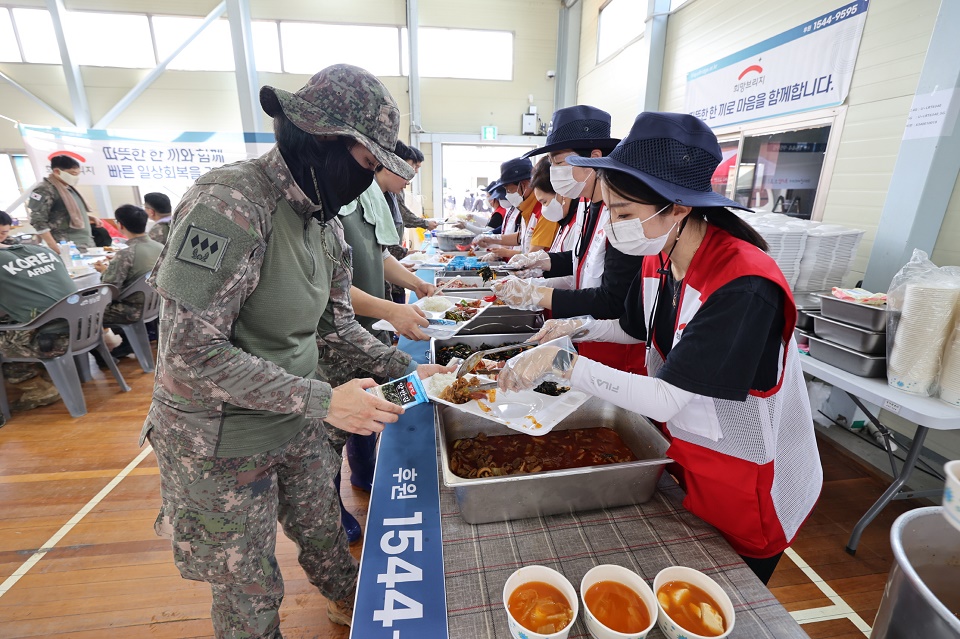 27일 충남 청양 청남초등학교에 마련된 대피소에서 희망브리지 봉사단원이 호우 피해 복구를 위해 투입된 군인들에게 식사를 제공하고 있다/사진=희망브리지 제공