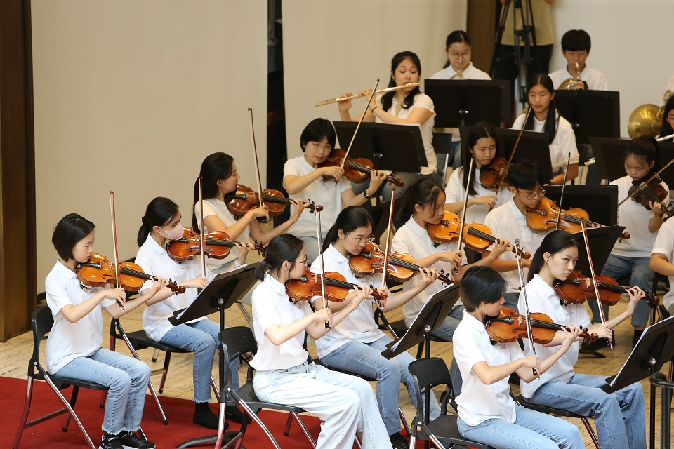 아름다운 하모니로 협연하는 오케스트라 학생 단원들