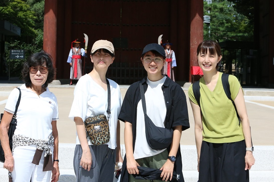 일본에서 관광차 한국을 찾은 4인조 여성들이 파안대소를 하며 잠시 포즈를 취하고 있다.