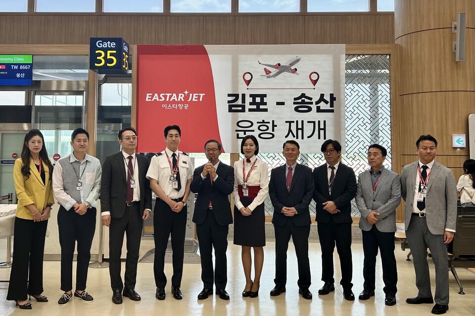 2일 이스타항공 조중석 대표와 임직원들이 김포-타이베이 노선 운항을 기념해 게이트 앞에서 승객들에게 감사 인사를 전하고 있다.