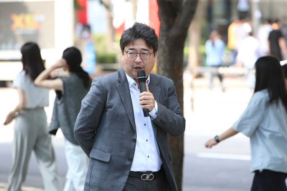 김현우YTN방송노조 위원장이 두 단체의 공동 기자회견에서 진행을 맡고 있다.