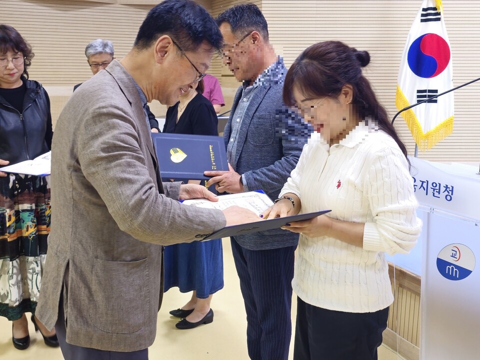 김상기 이사장이 장학증서를 수여하고 있다.