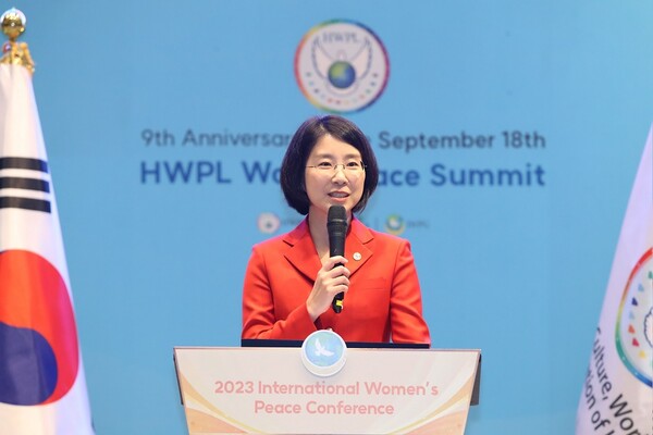 HWPL 9·18 평화 만국회의 제9주년 기념식이 시작된 가운데, 19일 오후 열린 '2023 세계여성평화 콘퍼런스'에서 IWPG 윤현숙 대표의 개회사가 이어지고 있다./사진=HWPL 제공