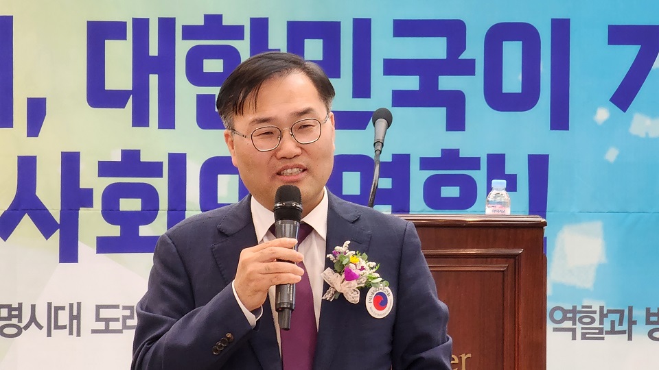 국민의힘 홍석준의원이 초청 특별강연에서 강의를 하고 있다.
