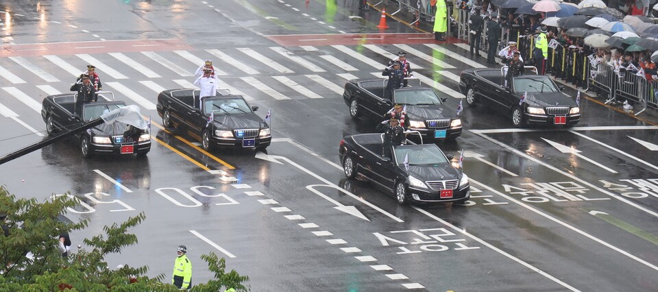 서울시청 대로를 통과하며 시민들에게 거수 경례를 하는 제병지휘관의 늠름한 모습