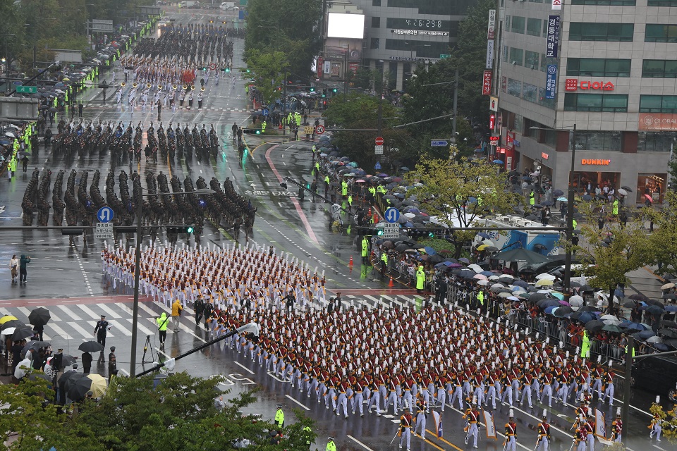 조국의 간성, 육군사관학교 생도들이 시가행진을 전개하고 있다.