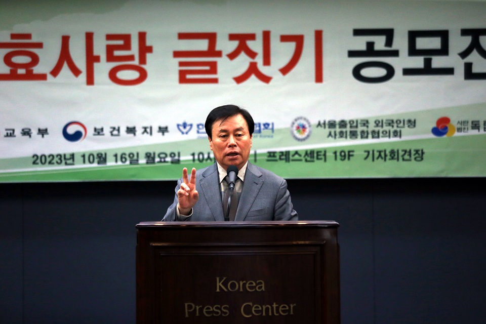 도종환(사진)의원이 16일 서울시 프레스센터 19층 기자회견장에서 열린 '제15회 한민족 효사랑 글짓기' 공모전 시상식에서 축사를 하고 있다./사진=권병창 기자