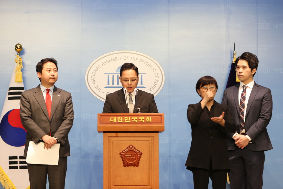 조모씨가 국회 소통관에서 이재명 당대표 부인 김모 씨의 법인카드와 관련, 기자회견을 하고 있다.