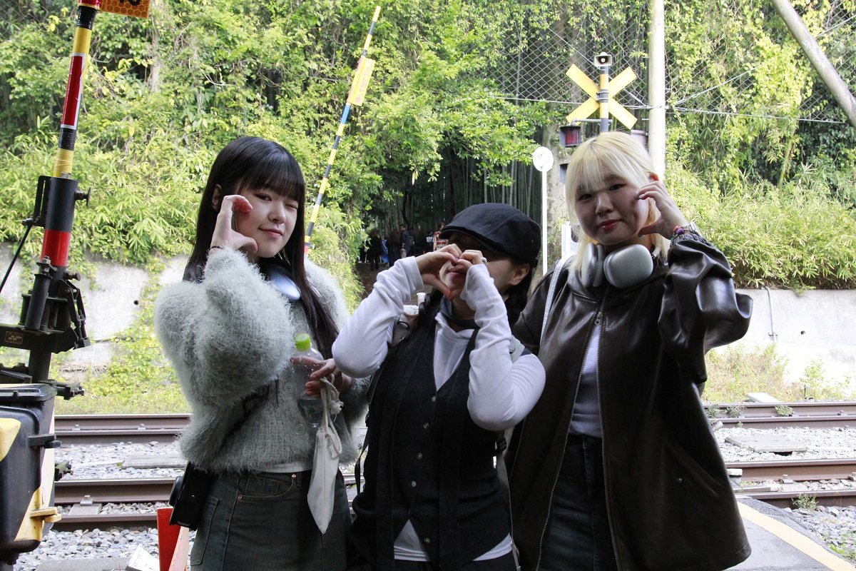 청룡사 대나무숲 내 건널목에서 때마침 만난 한국의 여학생들이 깜찍 포즈를 취하고 있다.
