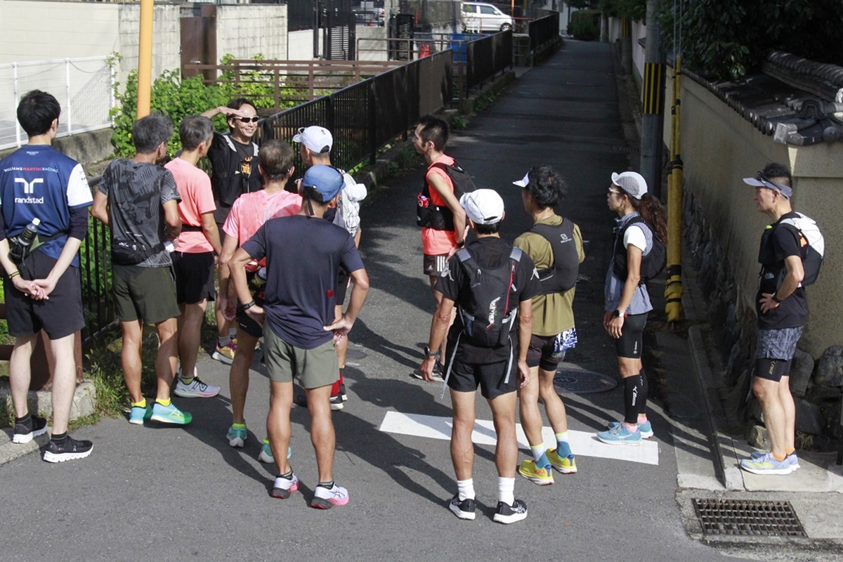 러닝을 위해 모여든 마라톤 동호회원들이 청룡사 인근에서 훈련 코스를 설명듣고 있다. 