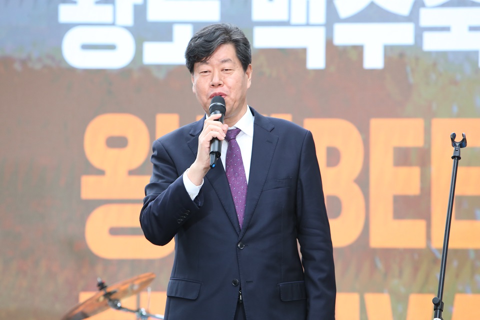 서울특별시의 김의승 행정제1부시장이 축사를 하고 있다.