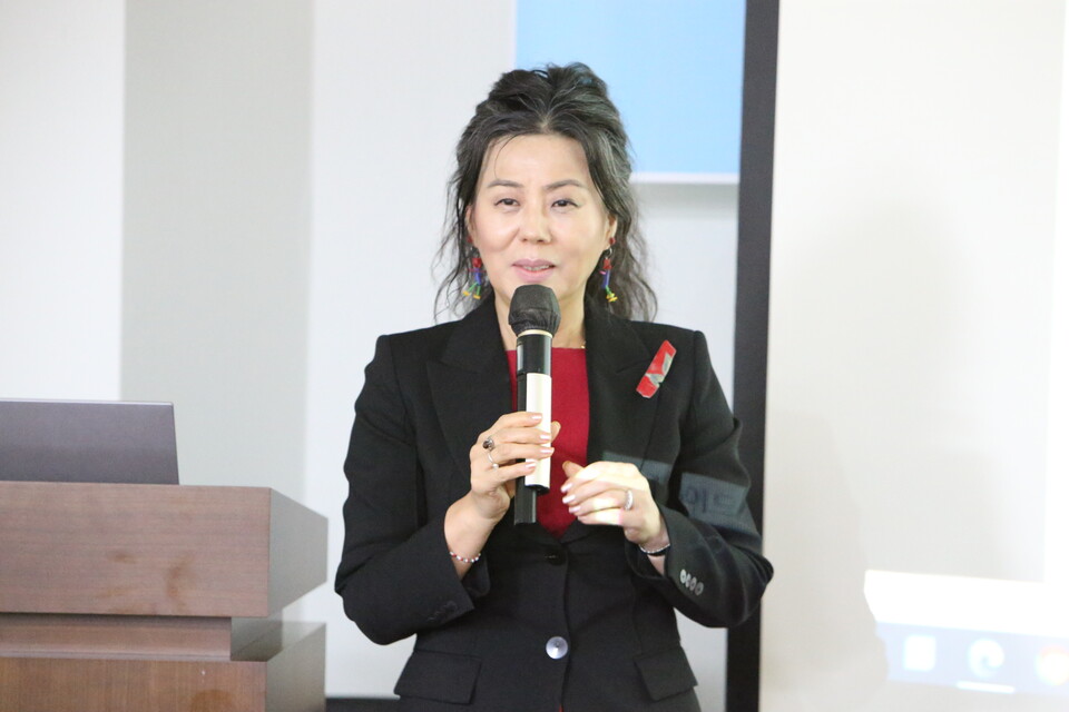 서울신학대의 황옥경 교수가 '미등록 출생 아동의 권리와 체계적 보호 방안'을 주제로 발제를 하고 있다.