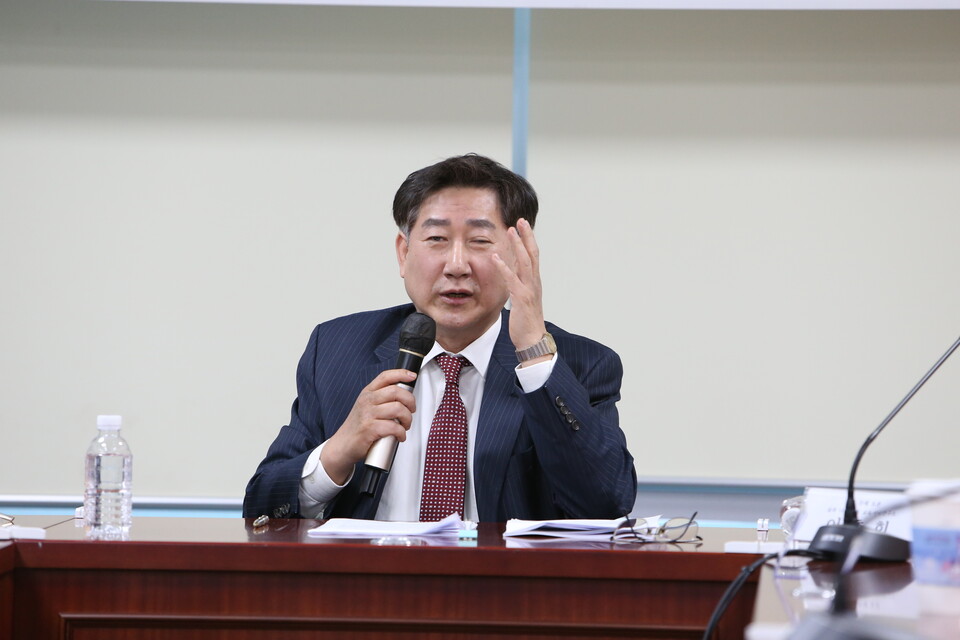 동국대의 강동욱 교수가 '교사의 교육권 보장과 아동권리 보호'를 주제로 발제를 하고 있다. 