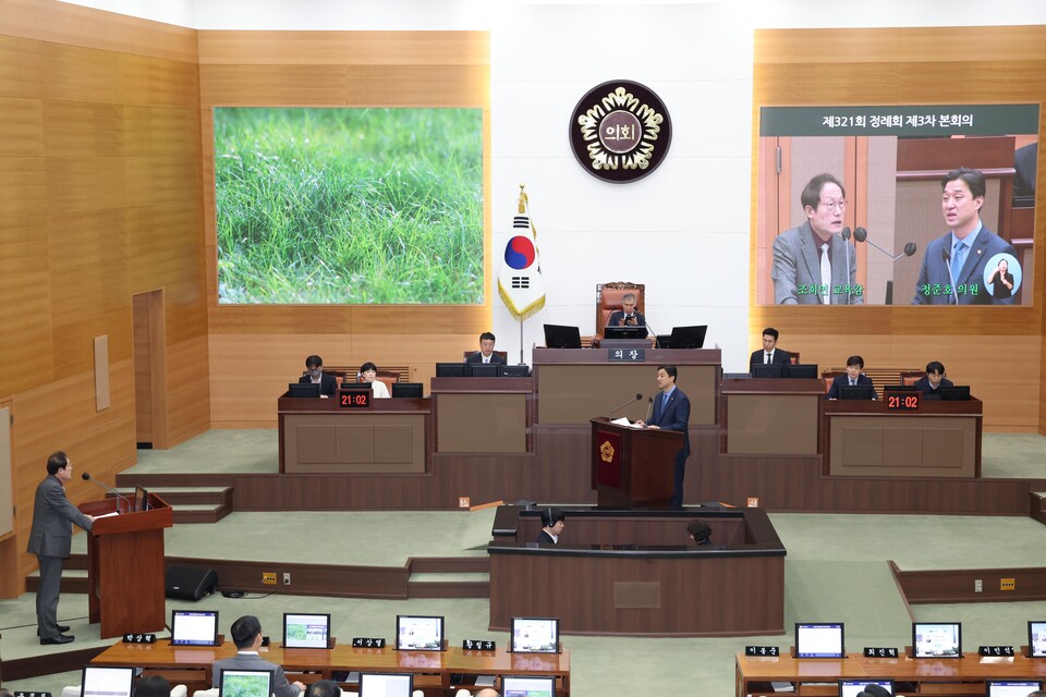 정준호 서울시의원이 조희연 교육감에게 시정질의를 하고 있다.