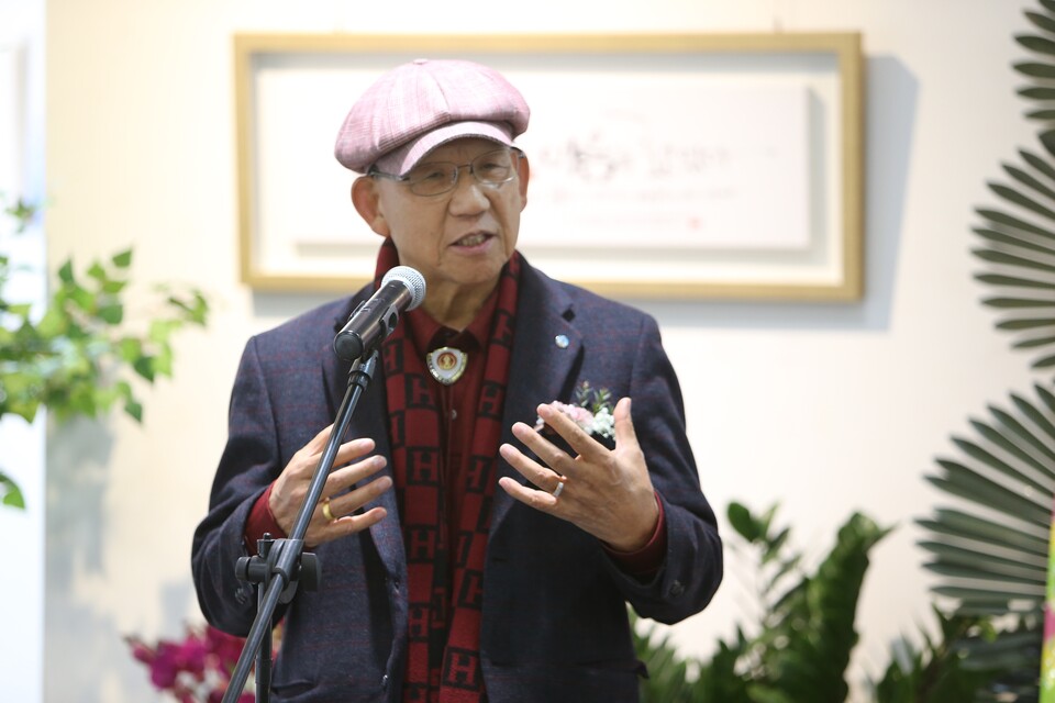 '어린이 마음으로' 제하의 시를 출품한 한국아동문학회의 홍성훈회장이 축사를 하고 있다.