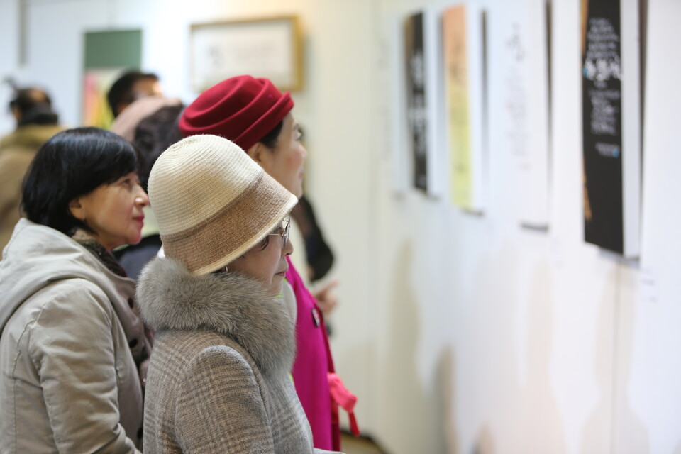 한국SGI 문학부원들이 시화전을 살펴보고 있다.