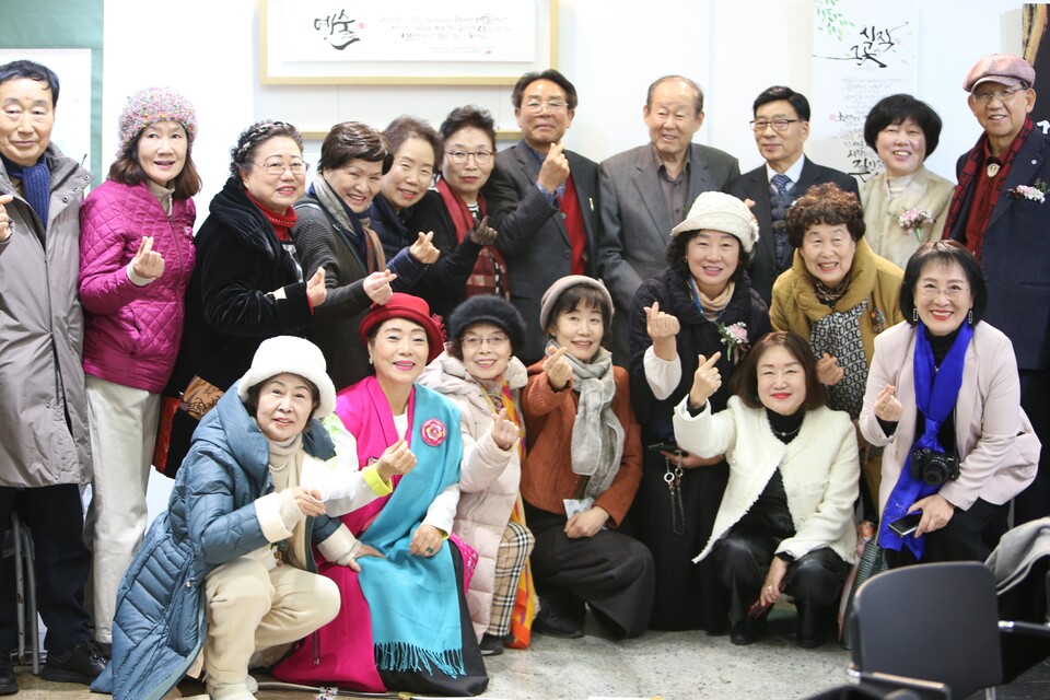국제PEN 한국본부의 이길원 이사와 함께 참석한 문학부원들이 기념사진을 촬영하고 있다.