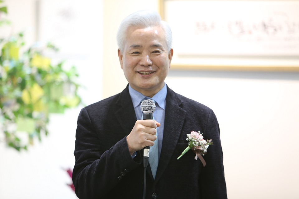 한국SGI의 김인수이사장이 8일 오후 캘리그라피 및 시화전에서 축사를 하고 있다.