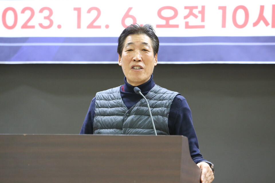 한국입법기자협회의 이정우 회장이 모두발언에 이어 인사말을 하고 있다.
