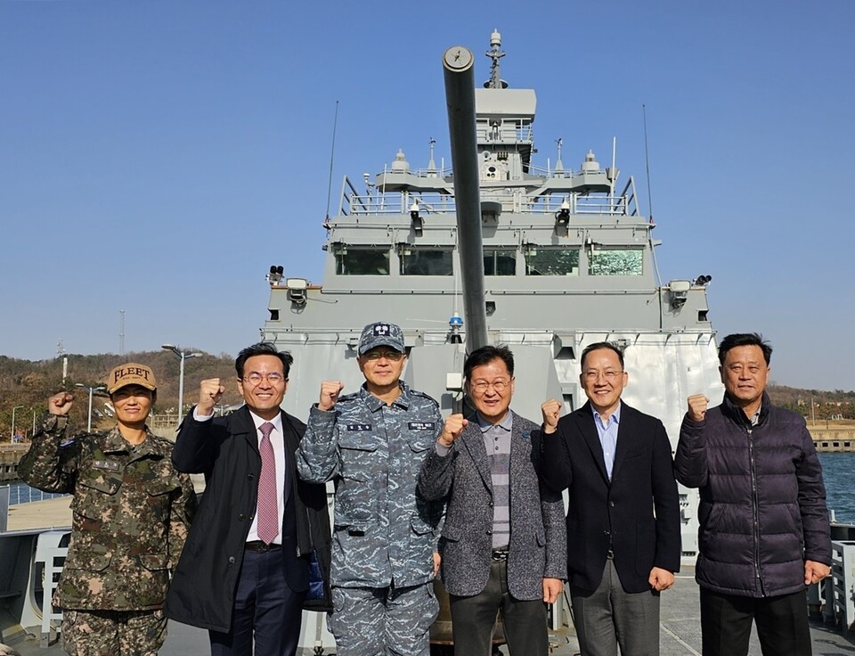 방문단은 전투함정인 천안함의 함교아래 5인치 함포 앞에서 화이팅을 외치며 기념촬영을 했다.