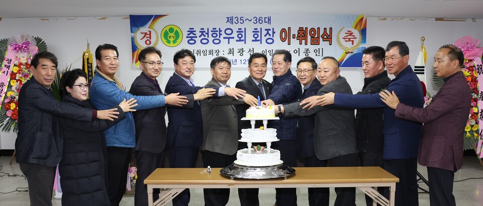 주요 임원진들이 축하 케이크를 커팅하는 퍼포먼스를 연출하고 있다.