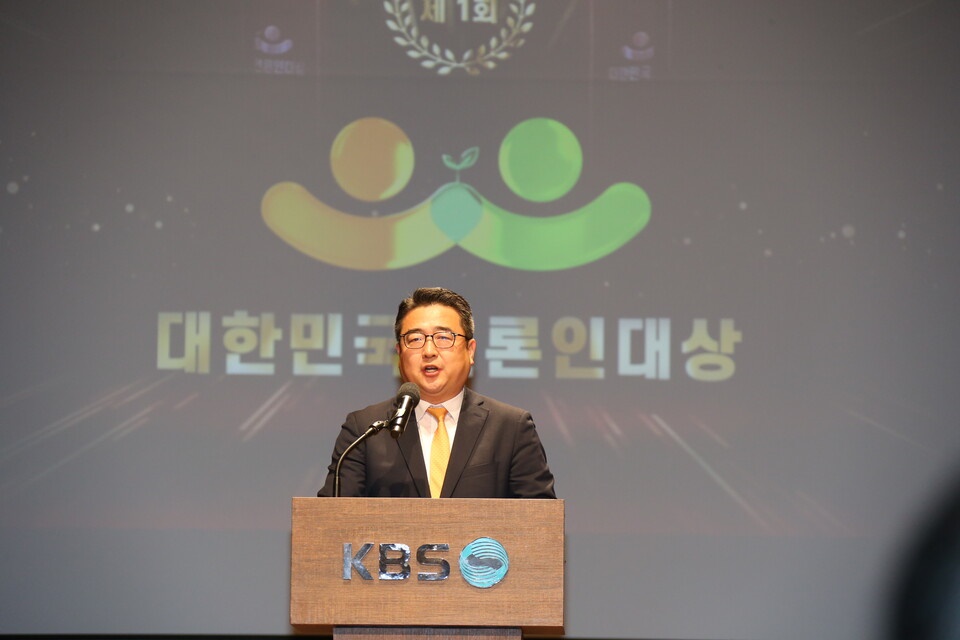 언총의 김현우 회장이 19일 KBS아트홀에서 개최된 대한민국언론인대상 시상식에 참석, 모두발언에 이어 개회사를 발표하고 있다./사진=김원혁(금융계) 기자