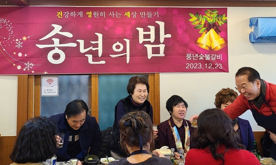 권영세의원이 23일 진행된 명품산악회의 '송년의 밤' 모임에 참석, 인사말을 전하고 있다.