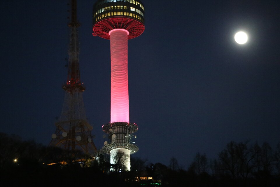 남산자락 후암동의 한 루프탑에서 바라본 서울타워와 둥근 달의 조합이 때마침 카메라 앵글에 포착됐다.