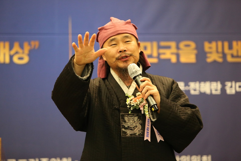 '청학동훈장'으로 익히 알려진 트롯트 가수 김다현의 아버지 김봉곤 씨가 초청강연회에서 발제를 하고 있다.