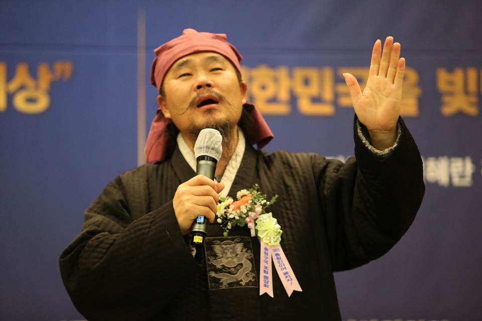 트롯가수 김다현의 아버지 김봉곤 씨가 자녀교육과 일상의 존경받아 마땅한 삶의 가치실현을 심도있게 강연, 갈채를 받았다.
