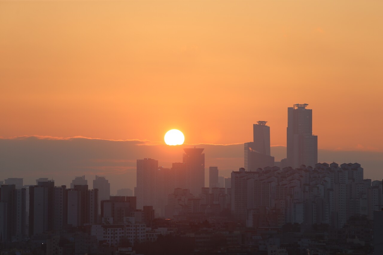 검붉은 태양이 31일 오후 5시 12분께 1천만 서울시민의 허파, 남산자락에서 조망한 여의도의 마천루 뒤로 한해의 마무리와 함께 황홀경을 선보이고 있다./권병창 기자